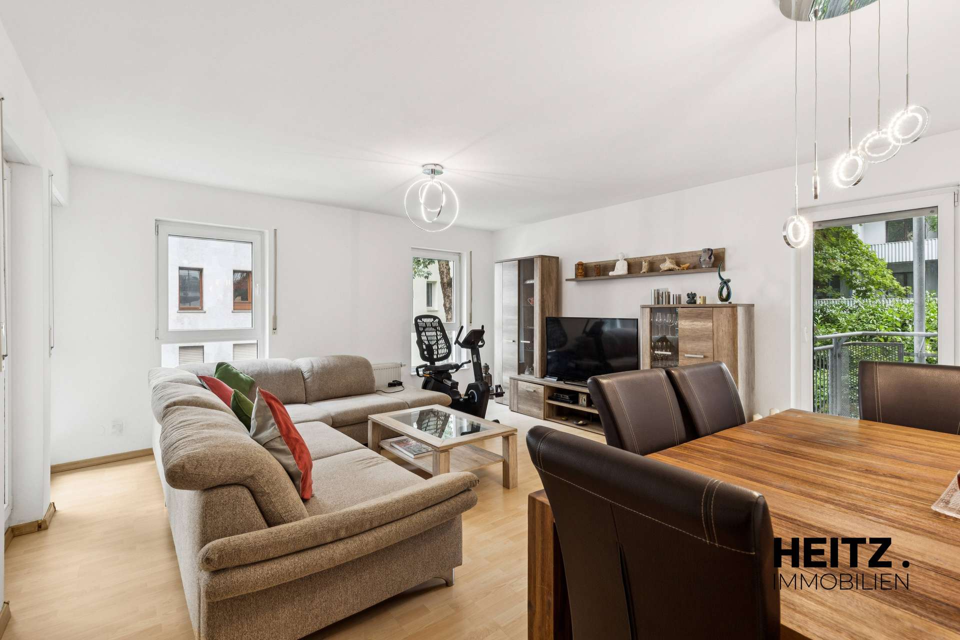 Attraktive 3-Zimmer-Wohnung mit zwei Balkonen, Aufzug und Tiefgaragenstellplatz, Ansicht 2