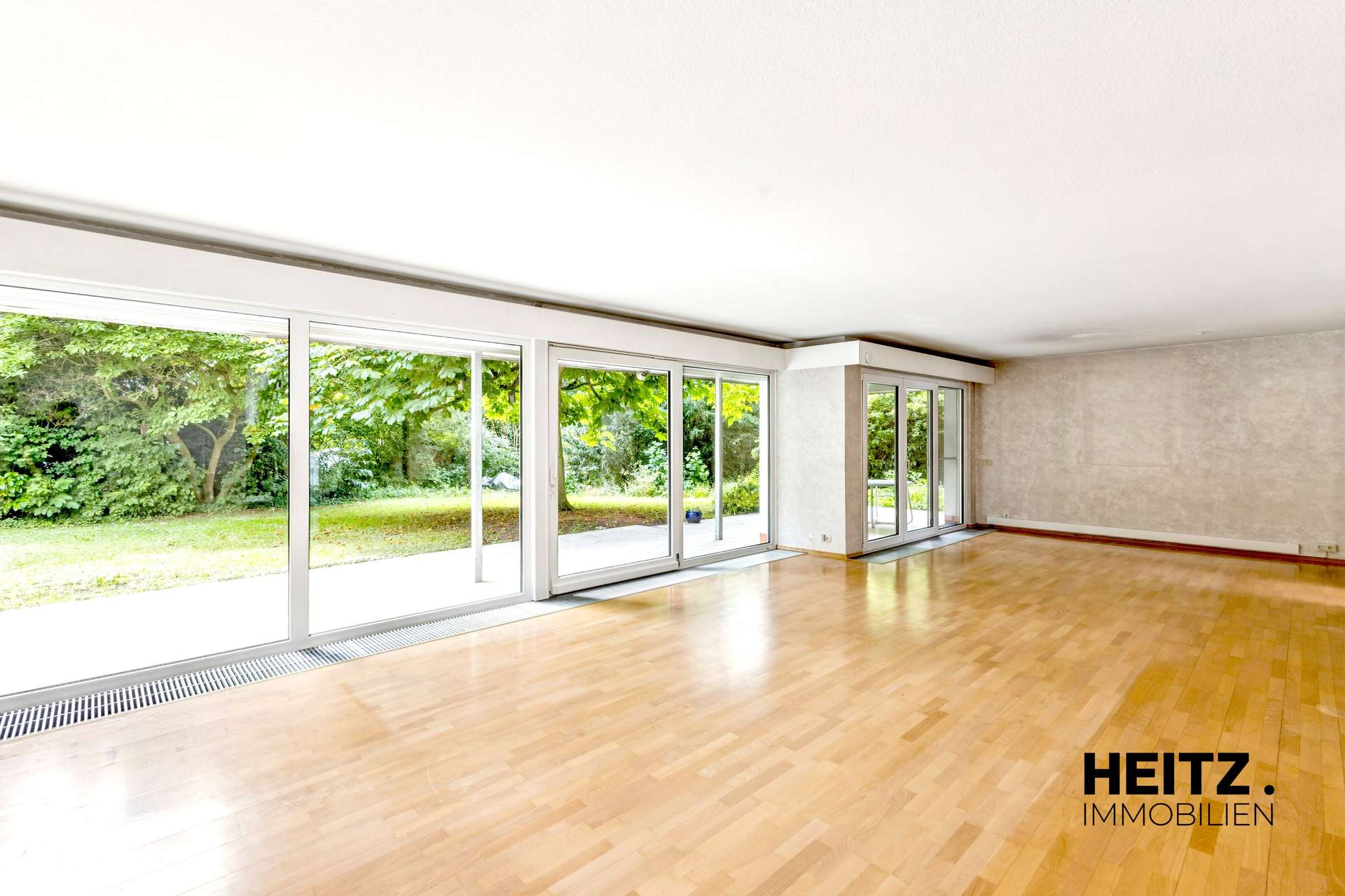 Freistehendes Architektenhaus mit Einliegerwohnung & außergewöhnlicher Privatsphäre, Ansicht 3