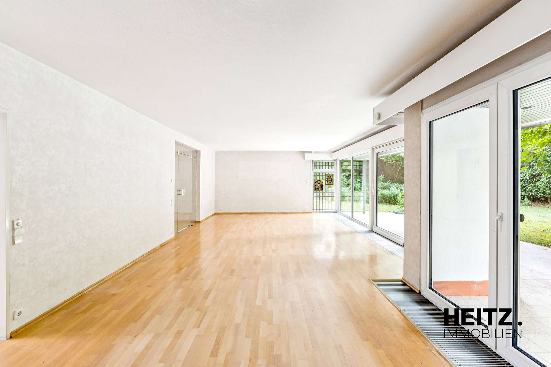 Freistehendes Architektenhaus mit Einliegerwohnung & außergewöhnlicher Privatsphäre, Ansicht 5