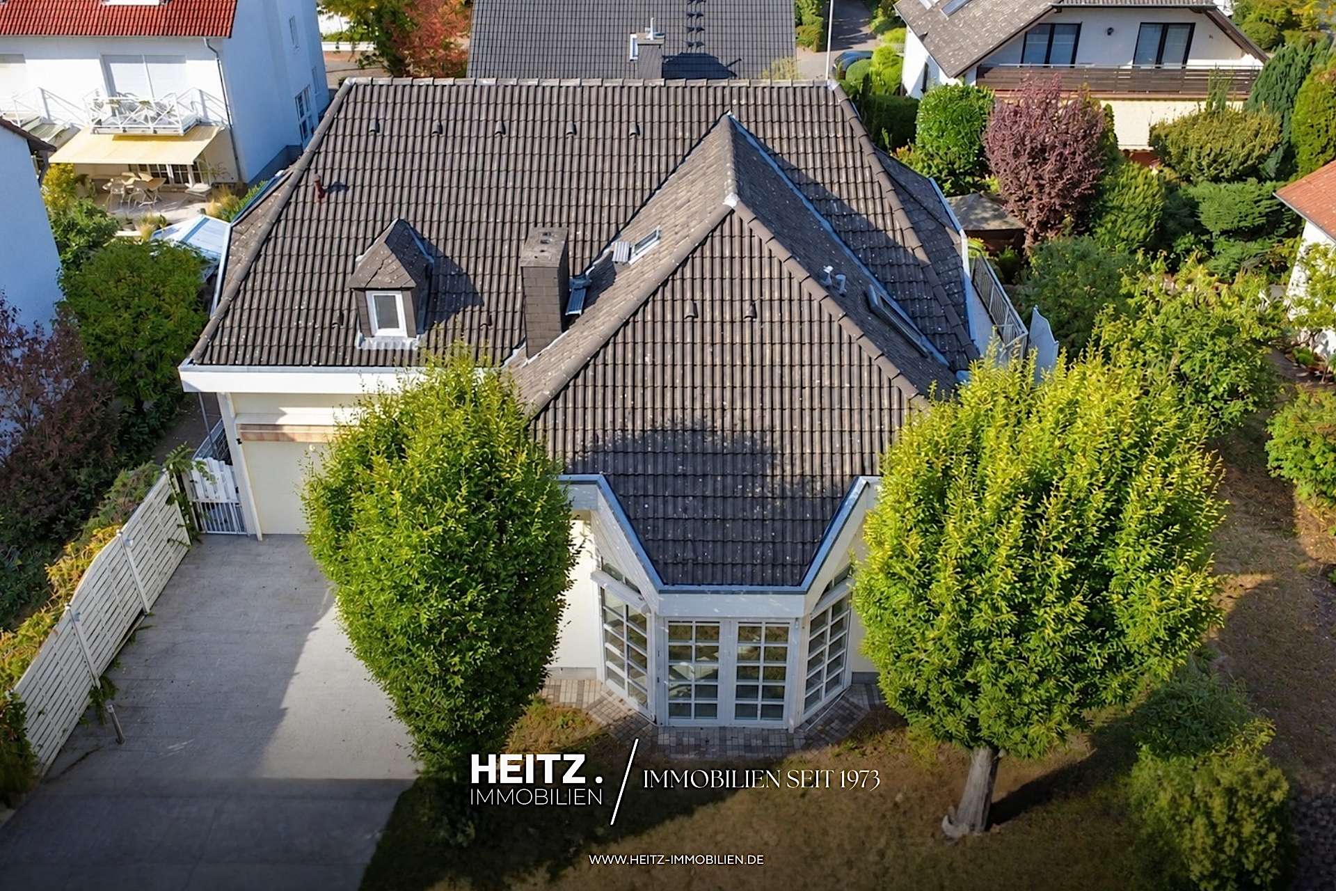 Großzügiges Familienhaus mit Einliegerwohnung, zwei Garagen und schönem Garten