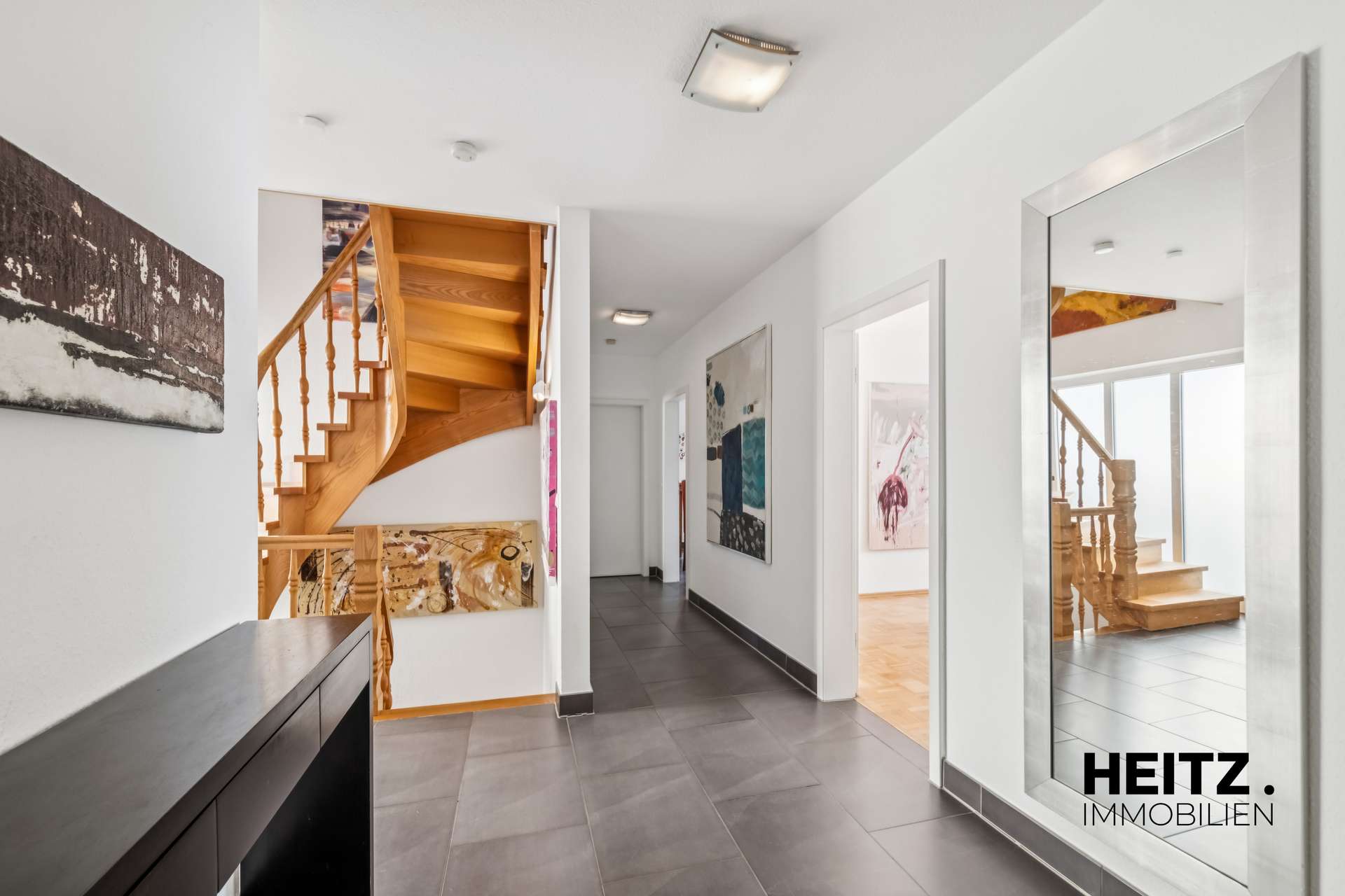 Modernisiertes Einfamilienhaus mit Garten und großzügigem Platzangebot, Ansicht 5